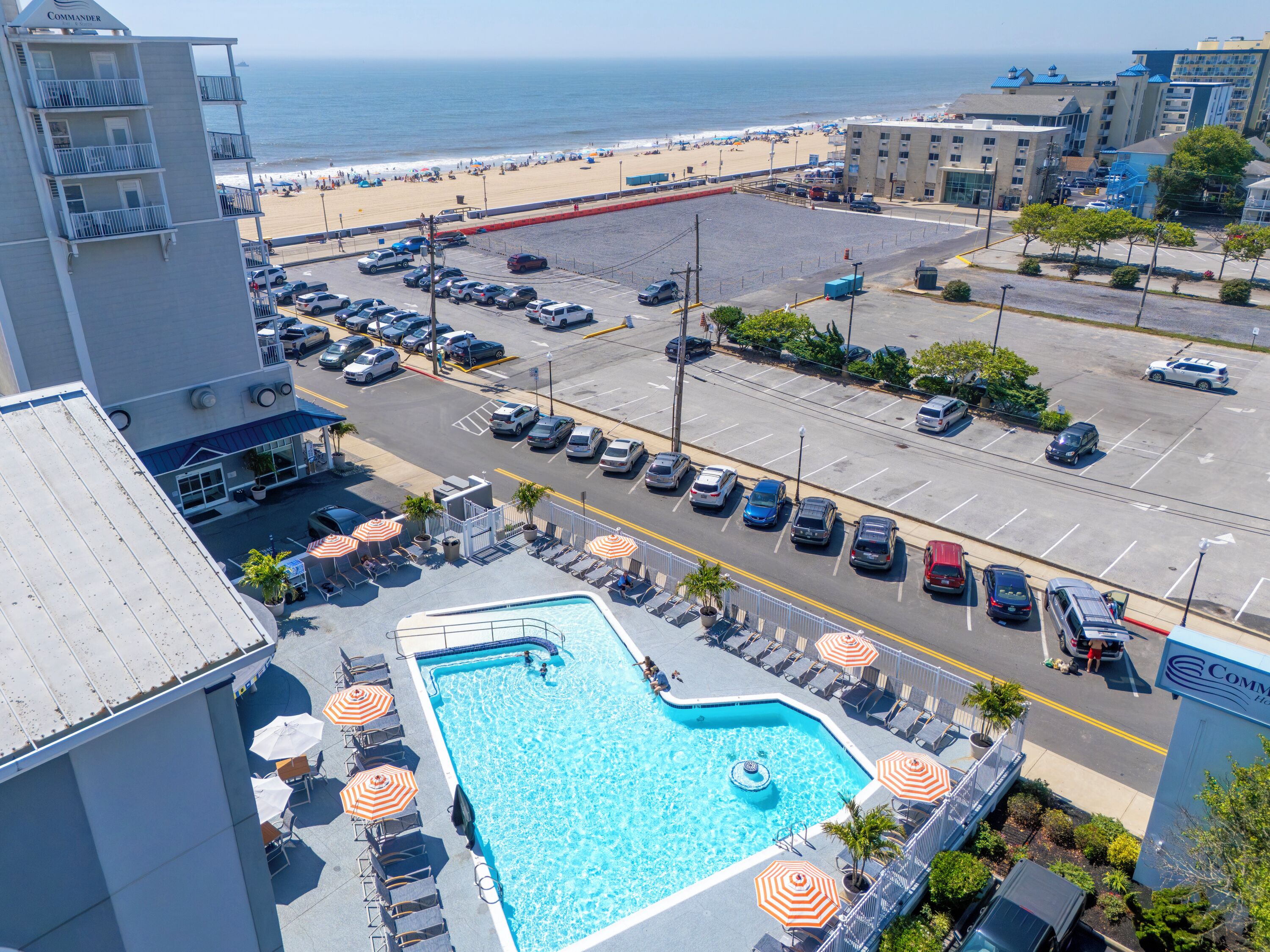 Un hôtel doté d’une piscine, d’un parking et offrant une vue sur la plage.