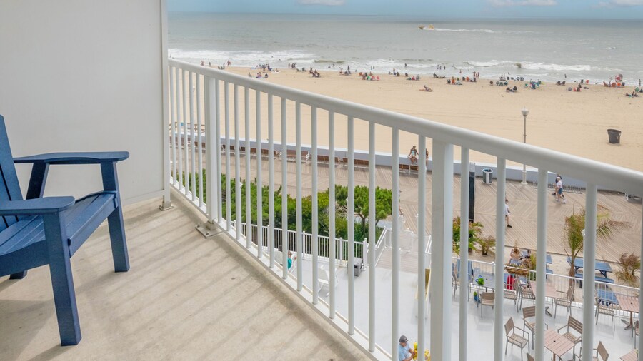 Commander Hotel & Suites