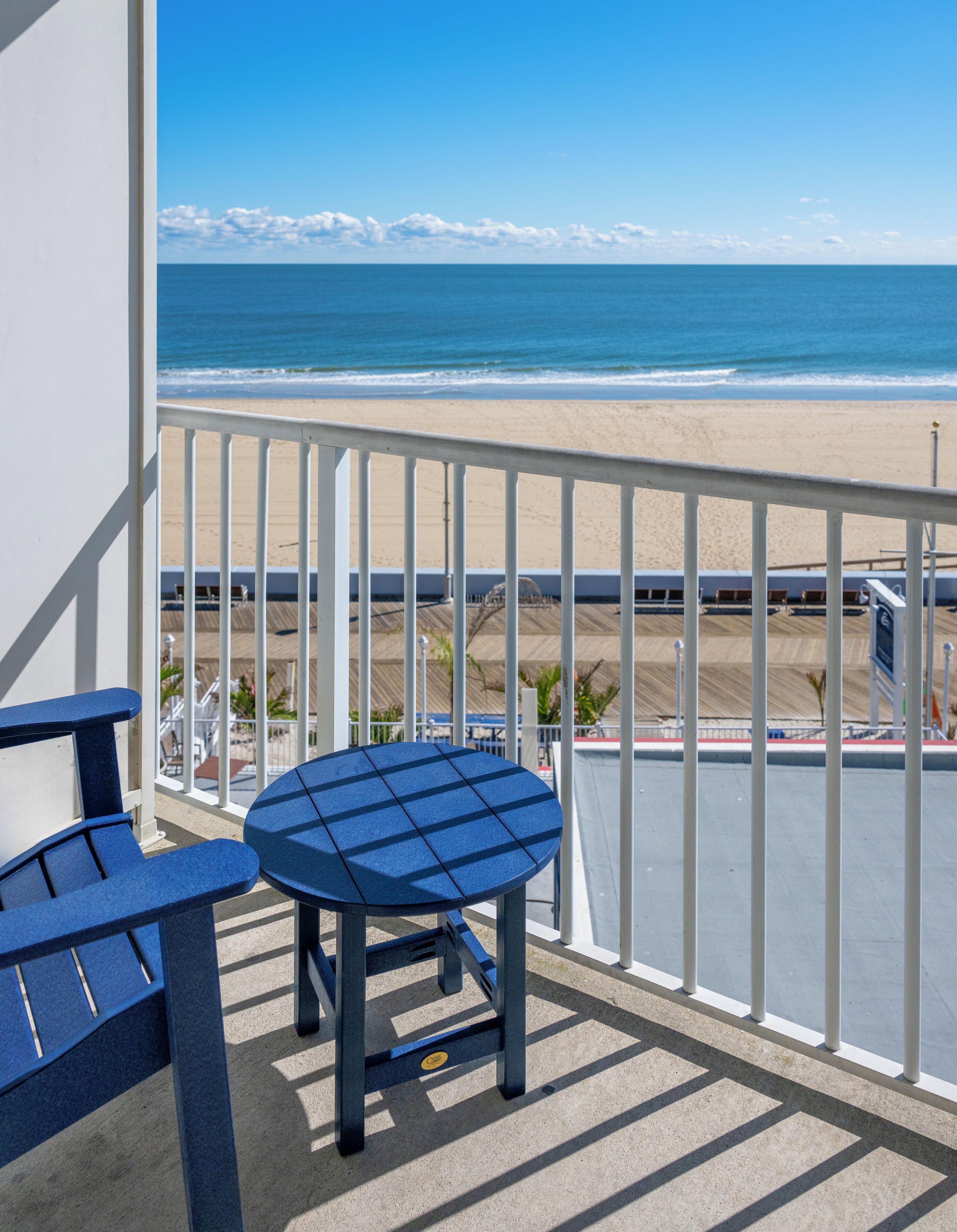 Un balcon avec vue sur la plage et l’océan.