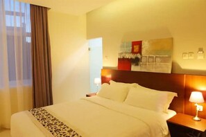 Desk, rollaway beds, free WiFi