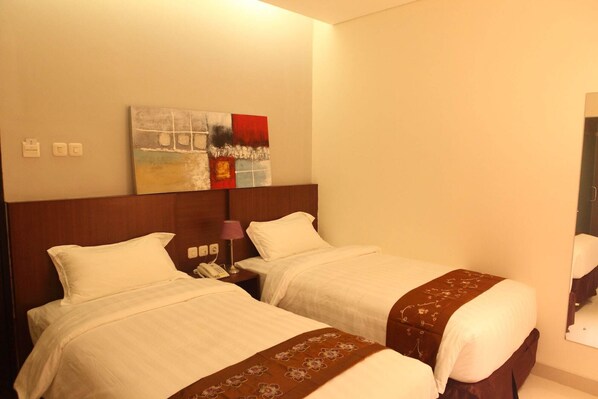 Desk, rollaway beds, free WiFi