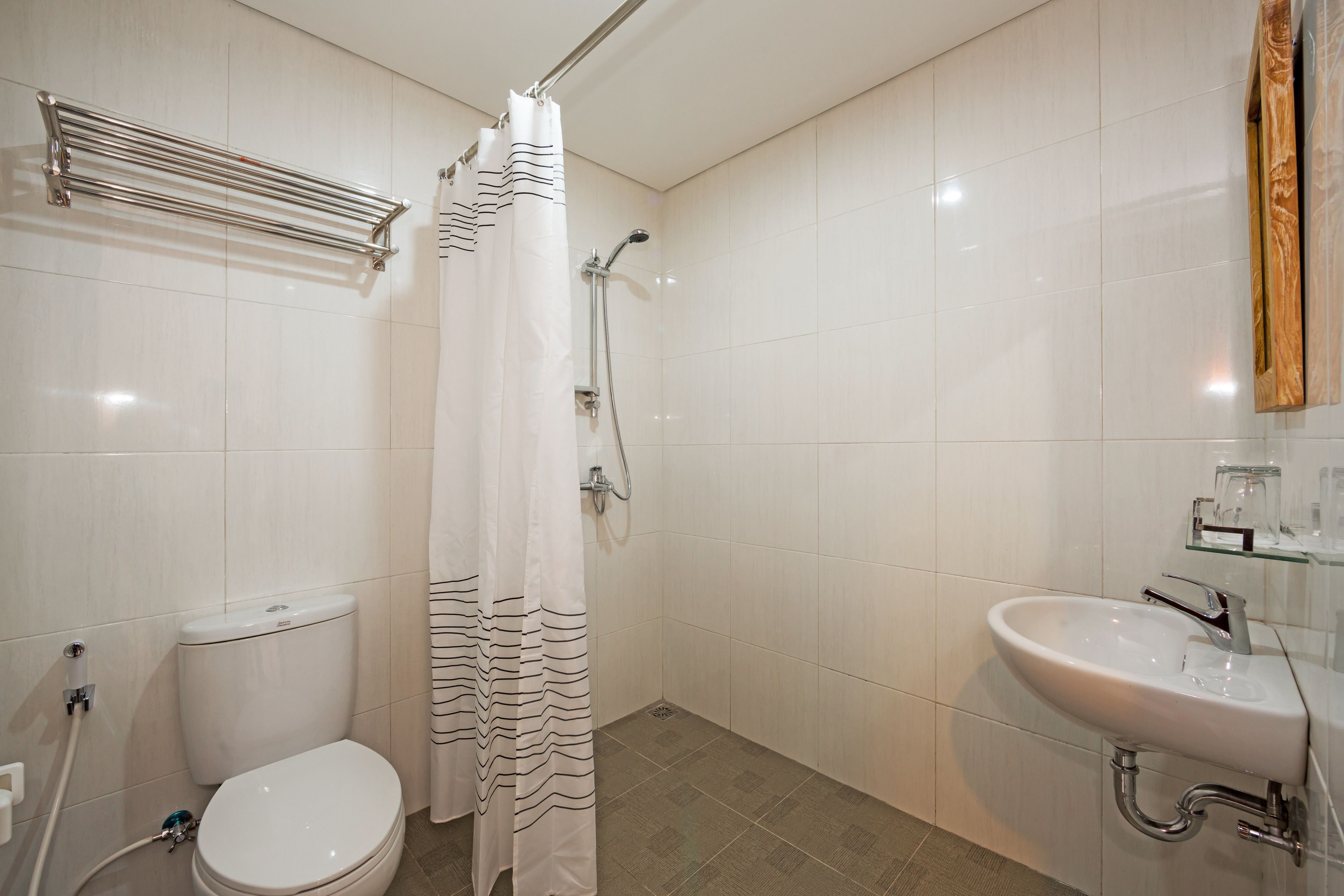 Un baño con inodoro, ducha y lavamanos.