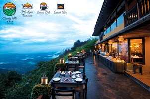 Cocina asiática, restaurante con mesas al aire libre 