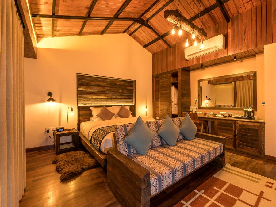 Un dormitorio acogedor con una cama de madera, una mesita de noche, un espejo y un aparador.