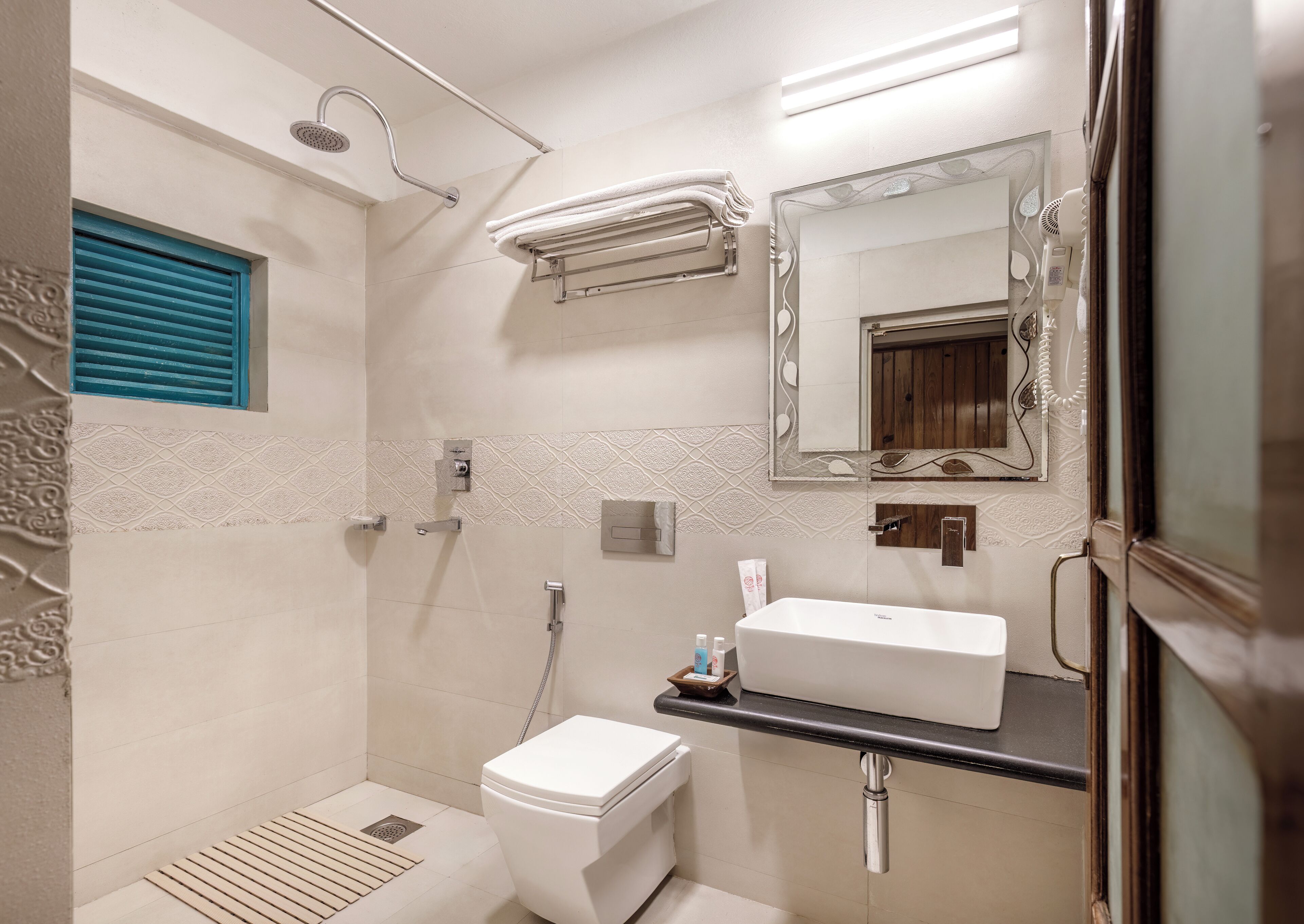 deluxe double or twin room, mountain view | 1 bedroom, premium bedding, minibar, in-room safe