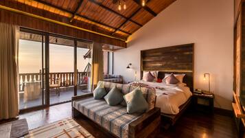 Deluxe Suite | Premium bedding, minibar, in-room safe, laptop workspace