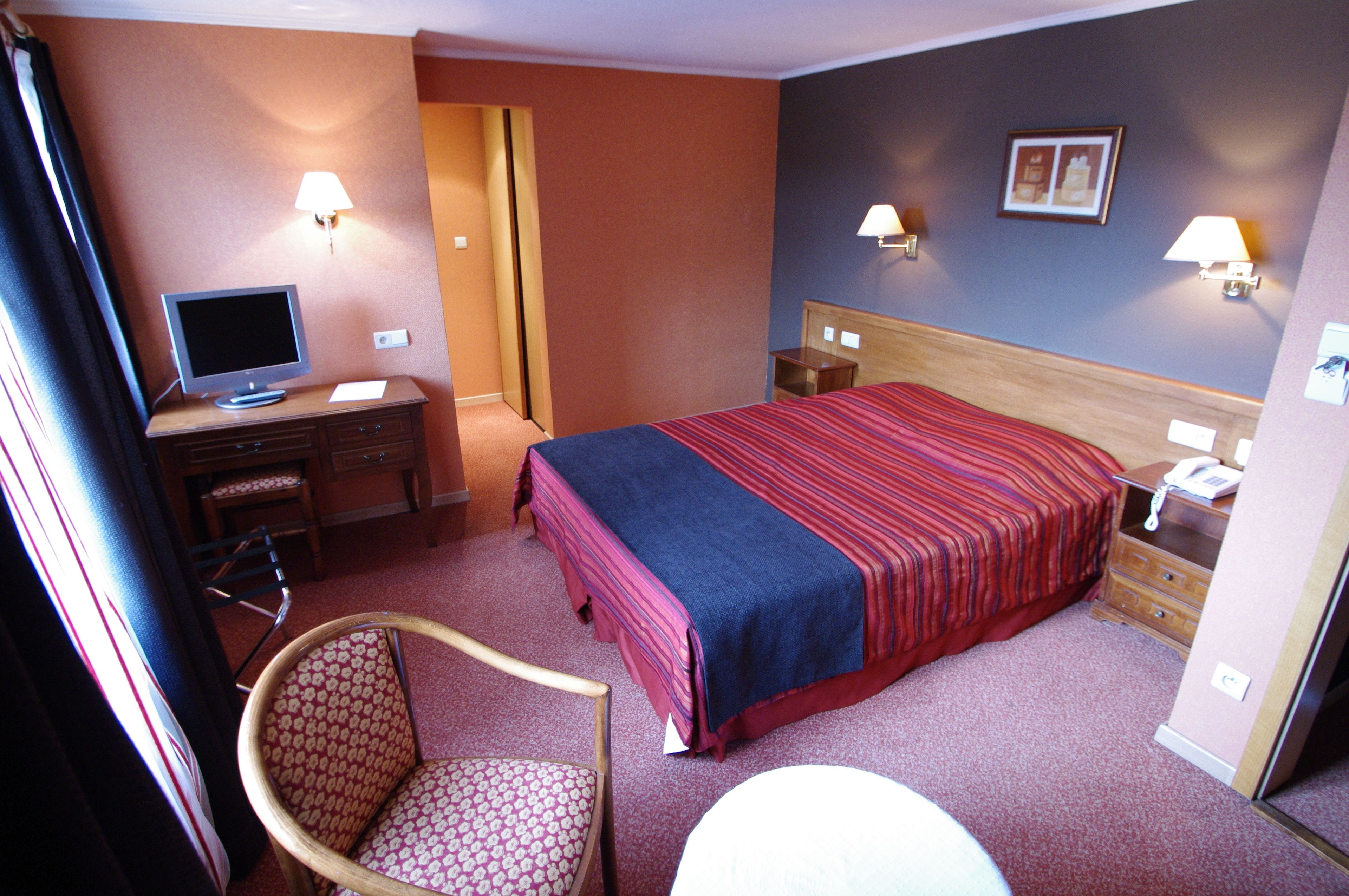 economy double room | desk