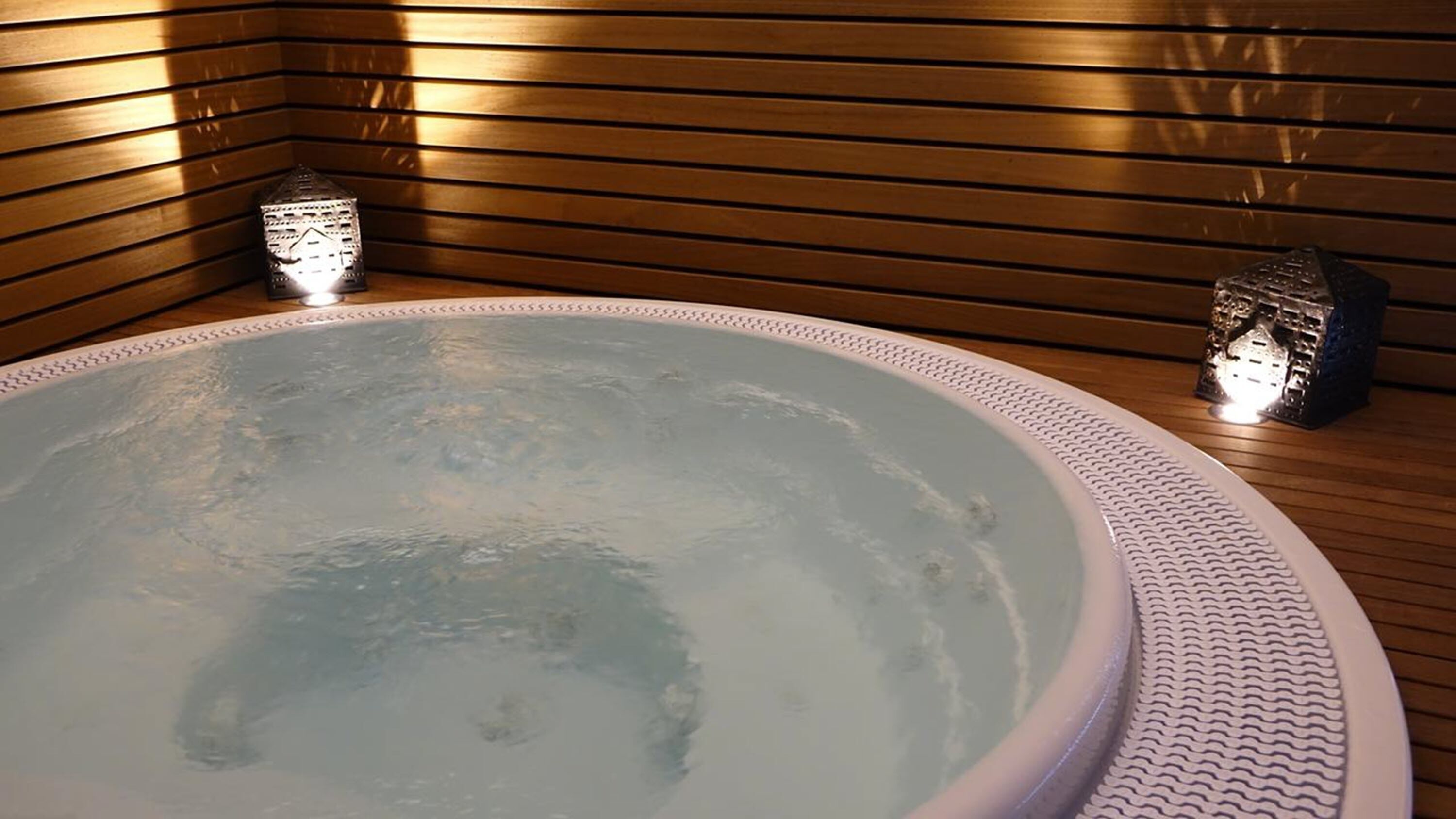indoor spa tub
