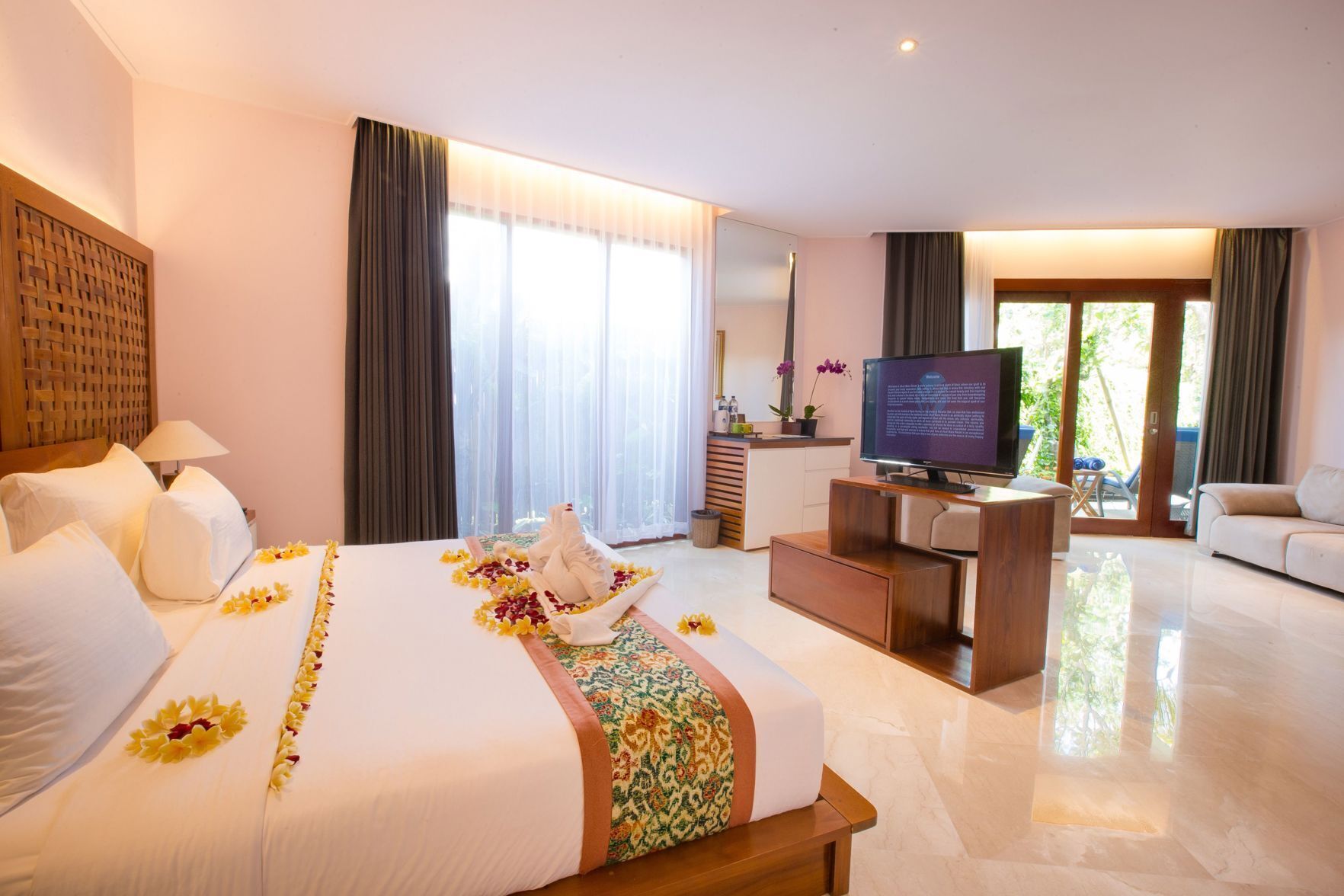 Minibar, caja de seguridad en la habitación y escritorio 