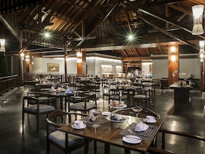 Se sirven desayunos, comidas, cenas y cocina internacional