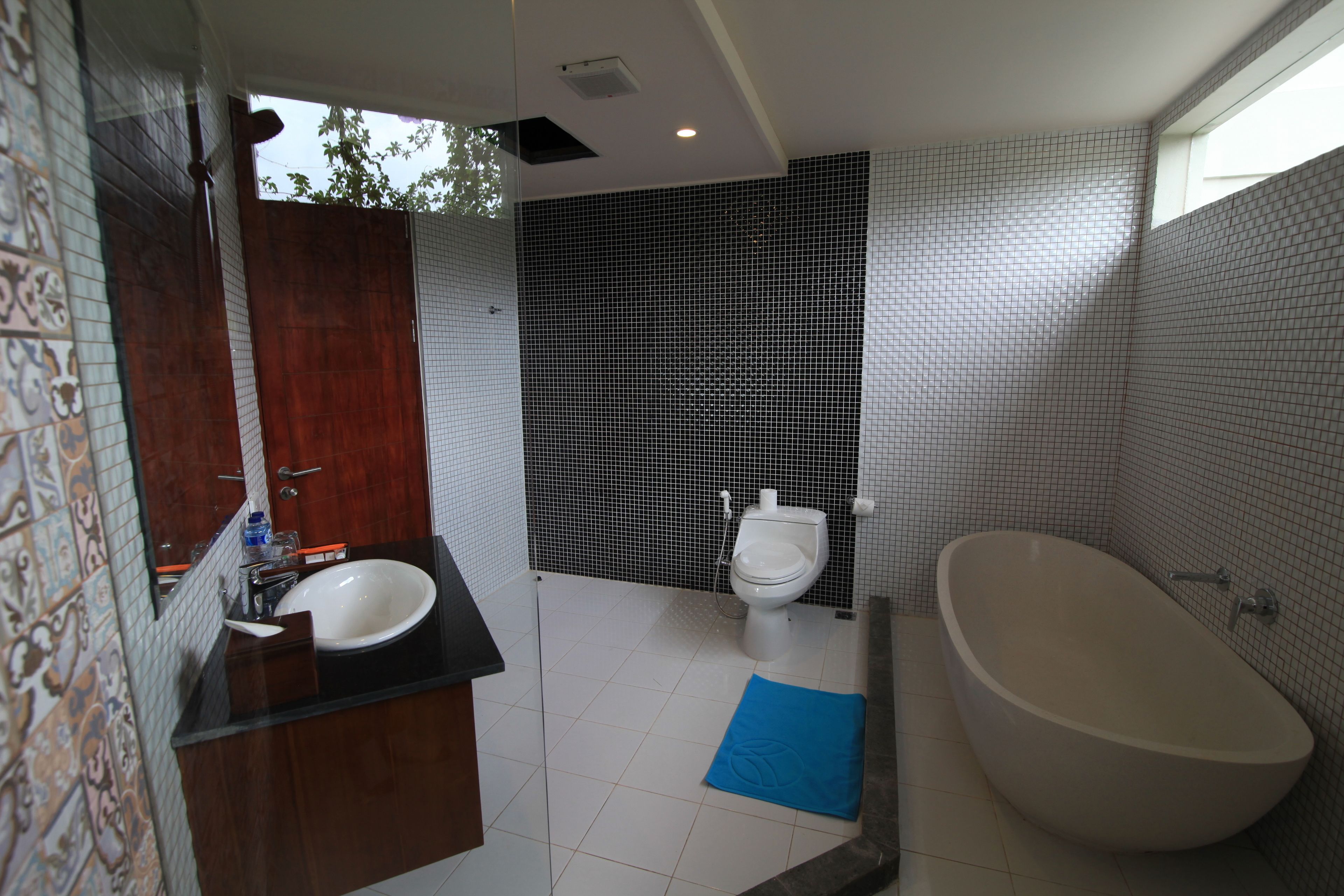 family room | bathroom | free toiletries, hair dryer, bathrobes, slippers