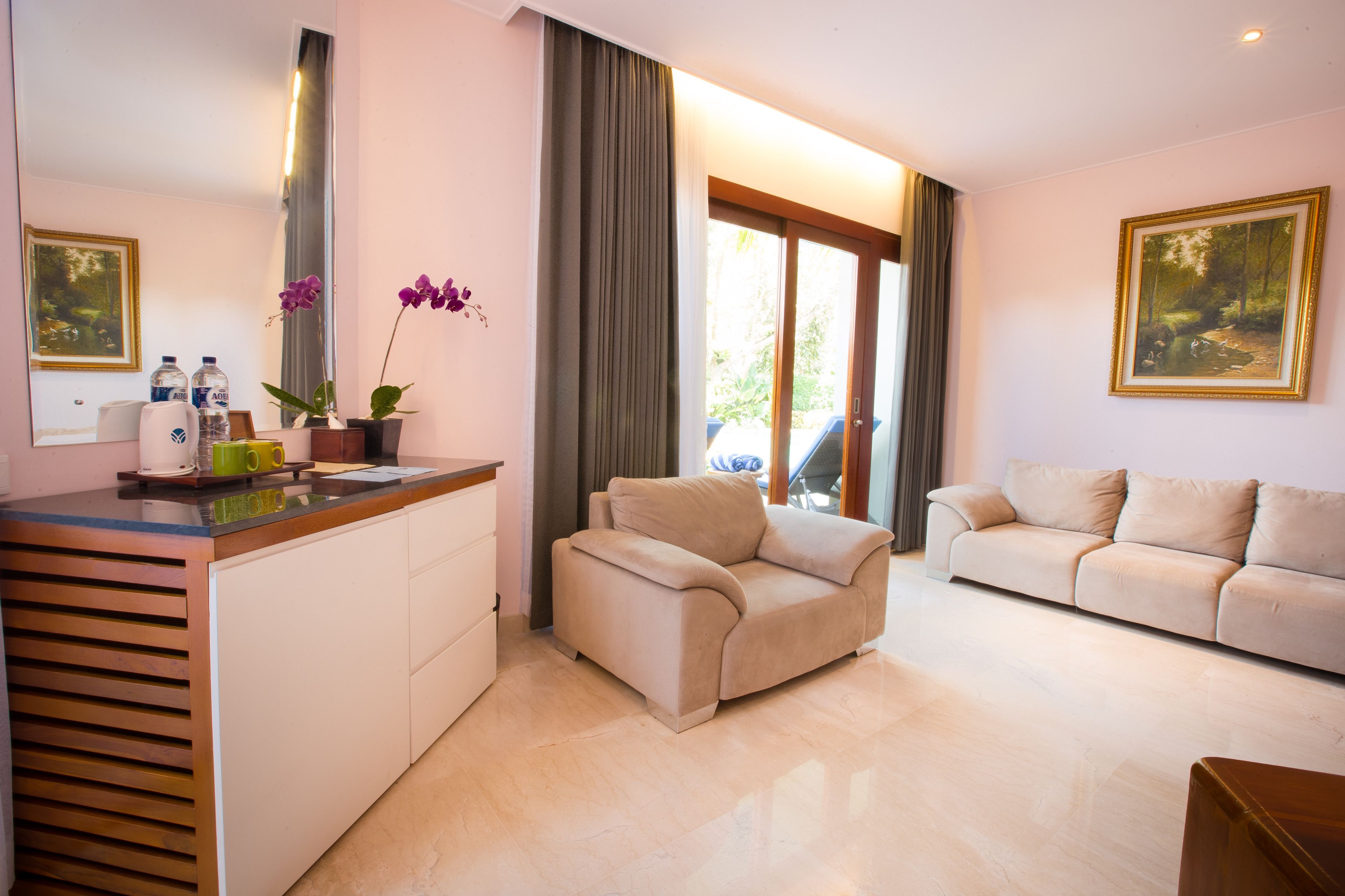 honeymoon suite, 1 bedroom | minibar, in-room safe, desk, blackout curtains