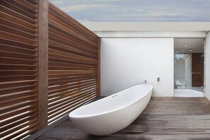 Suite de luna de miel, 1 habitación | Baño | Artículos de higiene personal gratuitos, secador de pelo y albornoces
