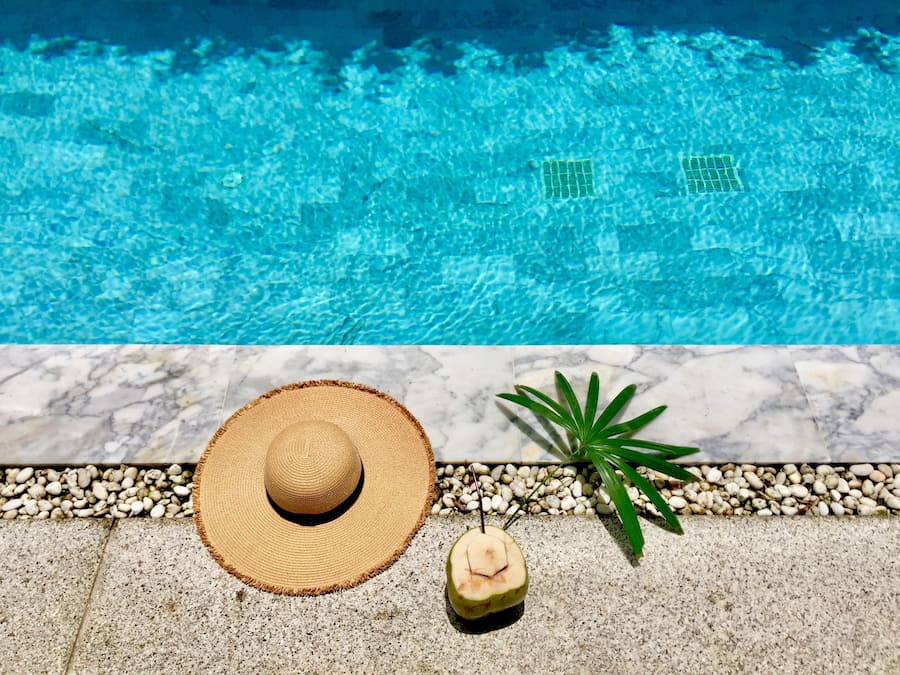 Una piscina al aire libre, una piscina con cascada