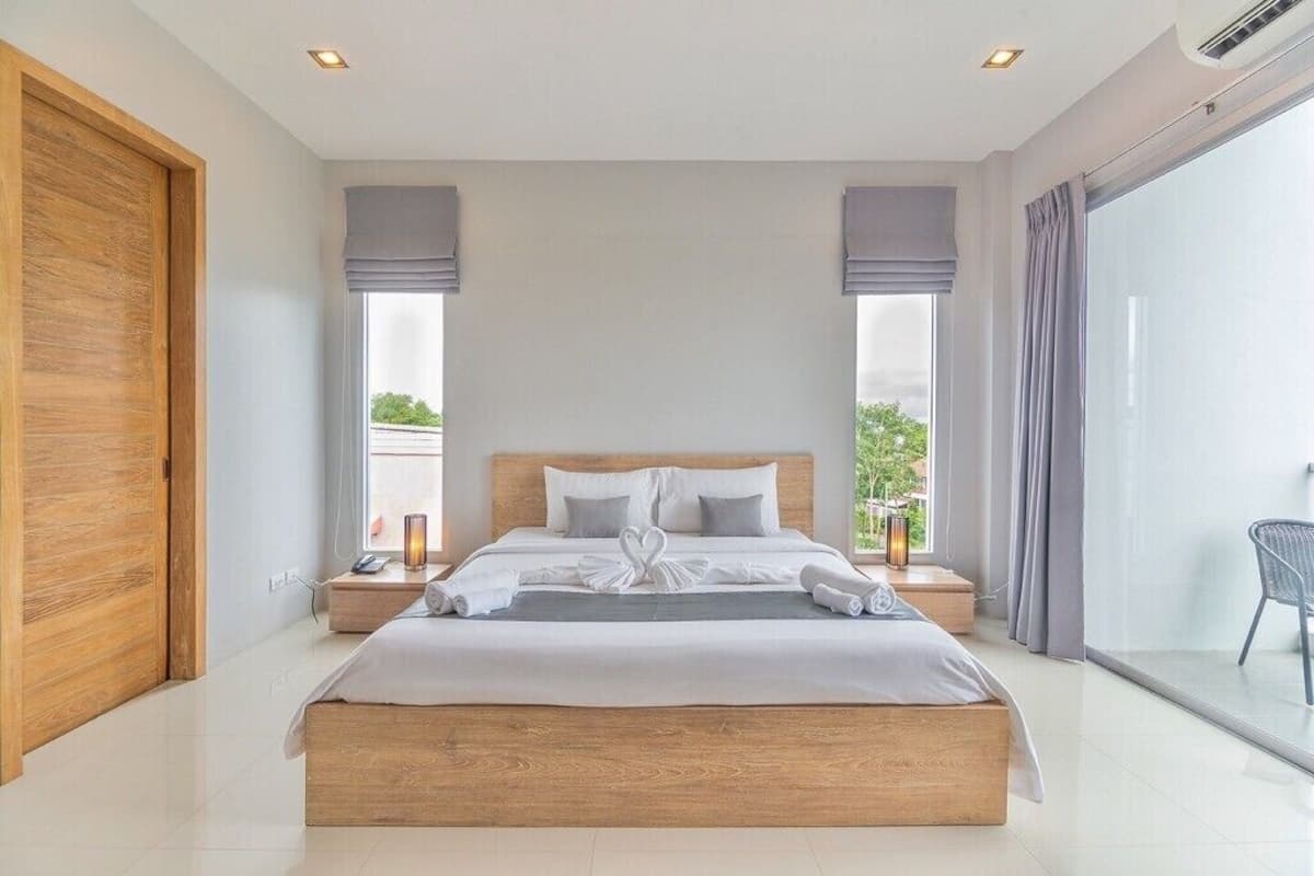 Desk, rollaway beds (surcharge), WiFi (free)