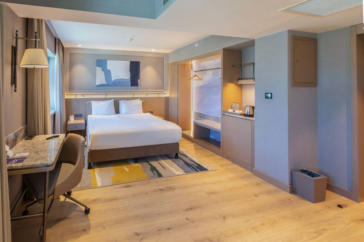 deluxe king room with garden view | 1 bedroom, premium bedding, minibar, in-room safe