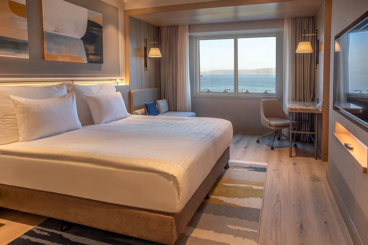Egyptian cotton sheets, premium bedding, minibar, in-room safe