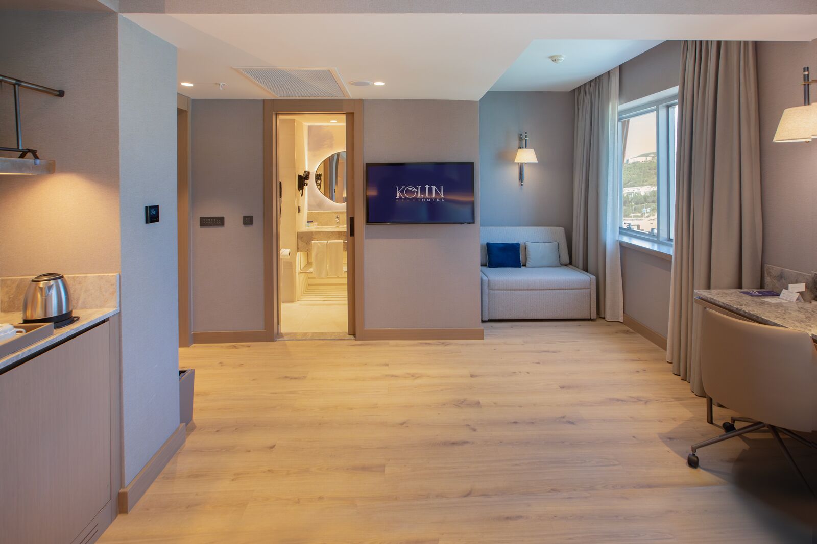 deluxe king room with garden view | living area