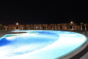 Piscina coperta, piscina stagionale all'aperto, ombrelloni da piscina