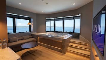 PANAROMIC JACUZZI ROOM WITH BOSPHORUS | 1 bedroom, premium bedding, minibar, in-room safe