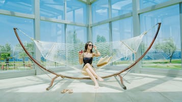 Una piscina cubierta, una piscina al aire libre de temporada, sombrillas