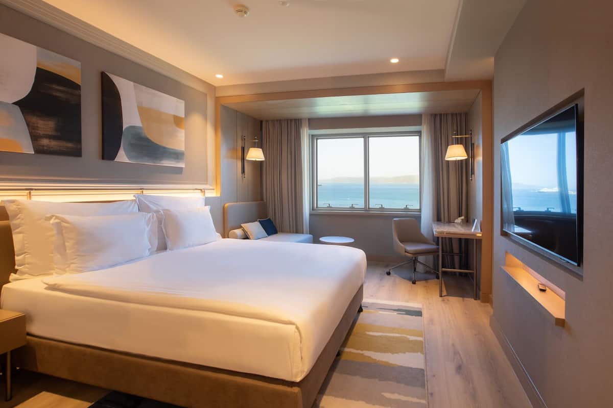 Egyptian cotton sheets, premium bedding, minibar, in-room safe