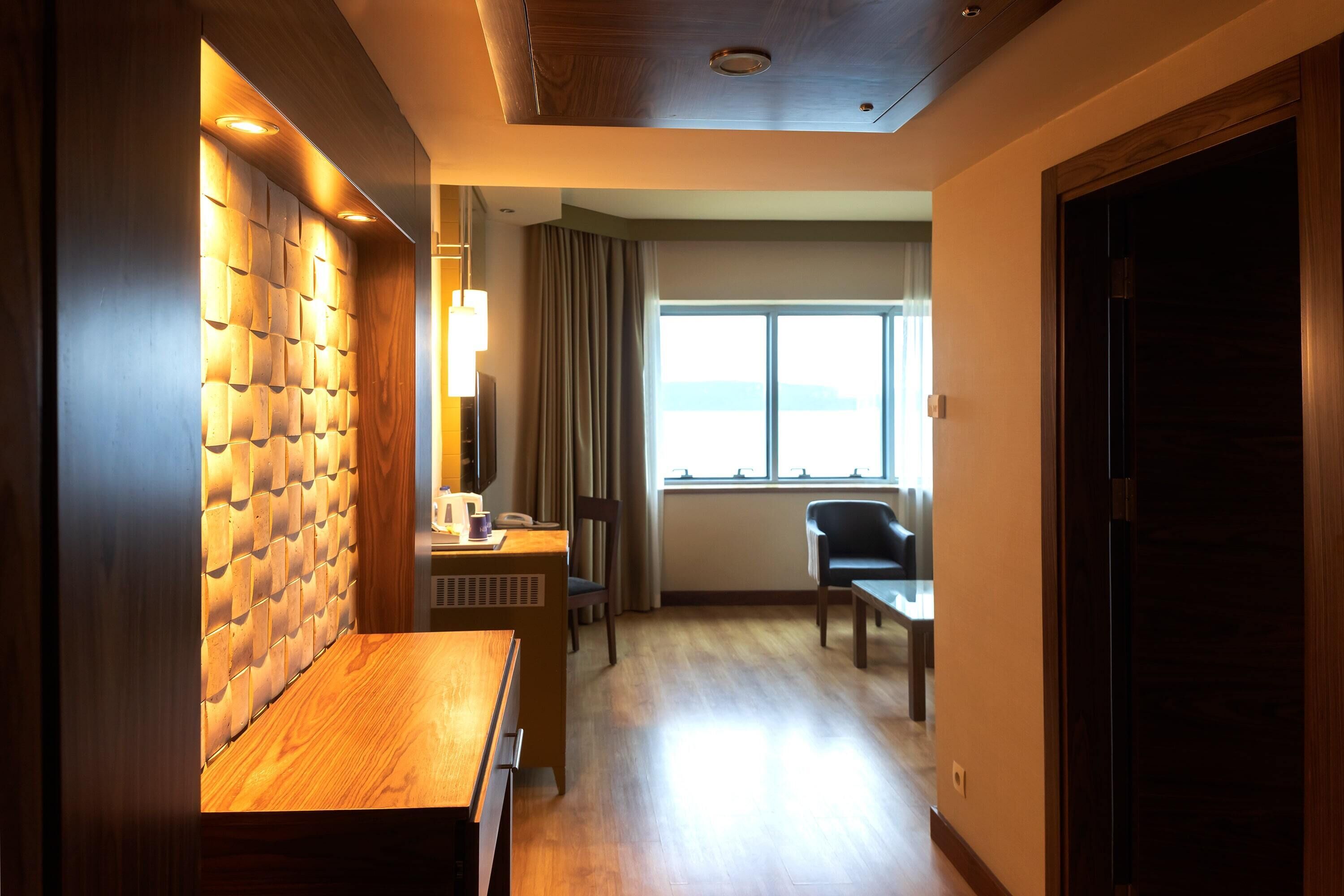 corner suite single use | living area