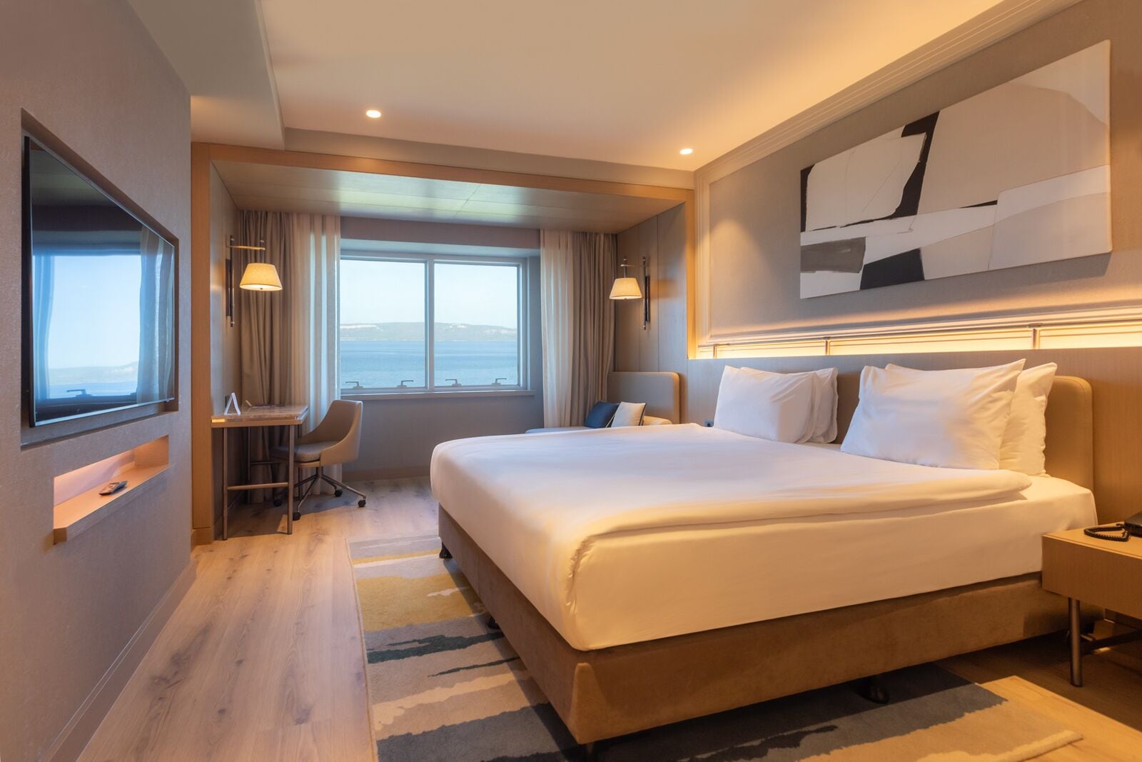 DELUXE KING ROOM WITH BOSPHORUS VIEW | Premium bedding, minibar, in-room safe, desk