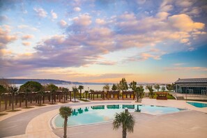 A pool area with a clear view of the sea and mountains in the background. - Kolin Hotel Spa & Convention Center (Çanakkale)