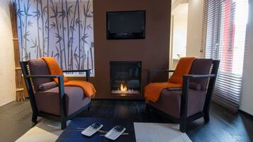 Kahden hengen superior-huone, takka (Tokyo) | Minibaari, tallelokero huoneessa, yksilöllisesti kalustettu, työpöytÀ