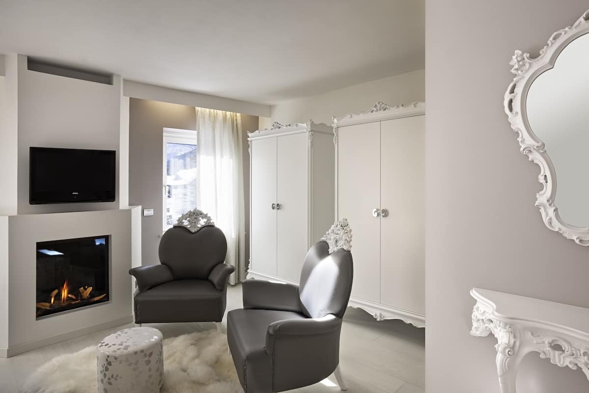 Habitació doble superior, banyera (Salzburg) | Minibar, caixa forta a l'habitació i escriptori 