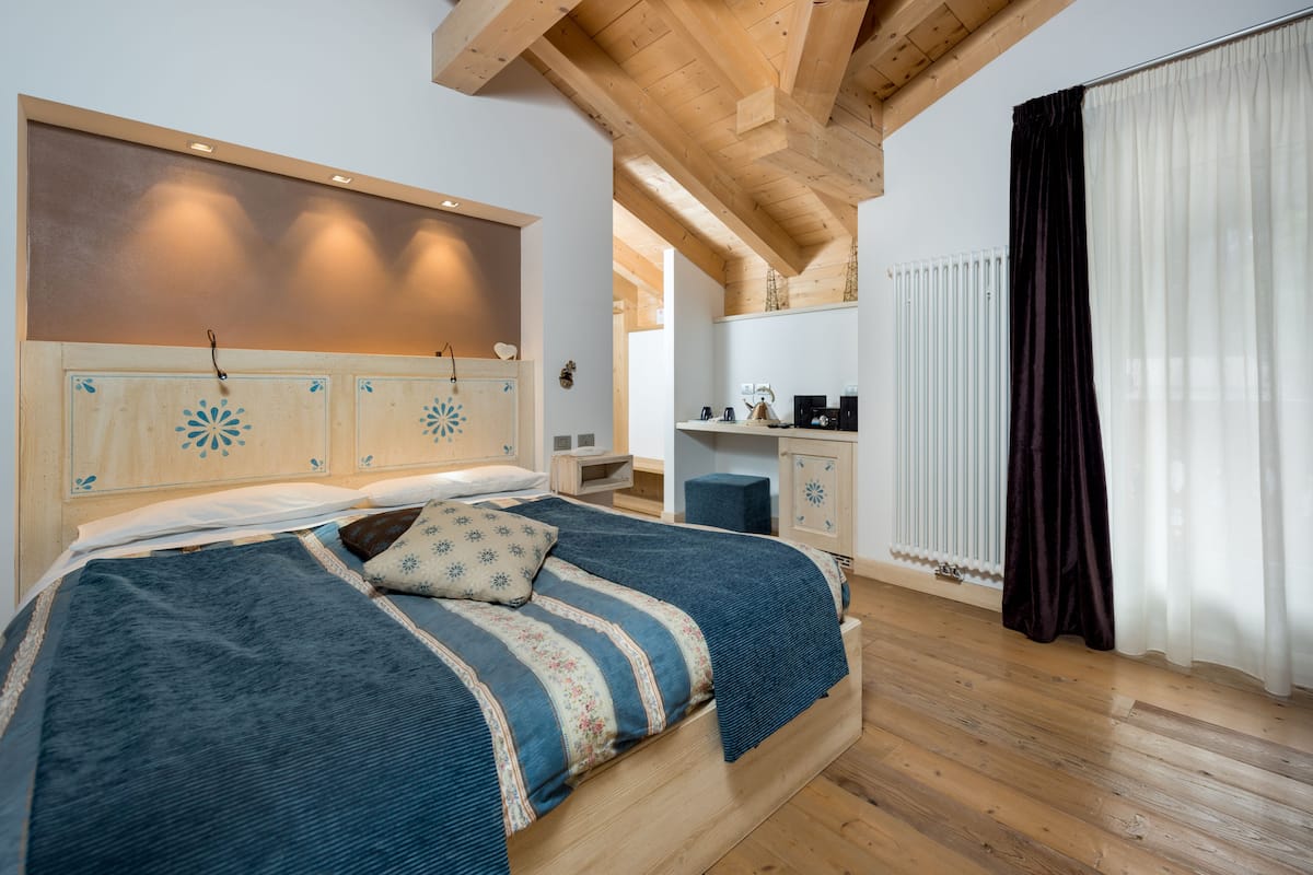 Habitació doble superior, sauna (Ciampedel) | Minibar, caixa forta a l'habitació i escriptori 