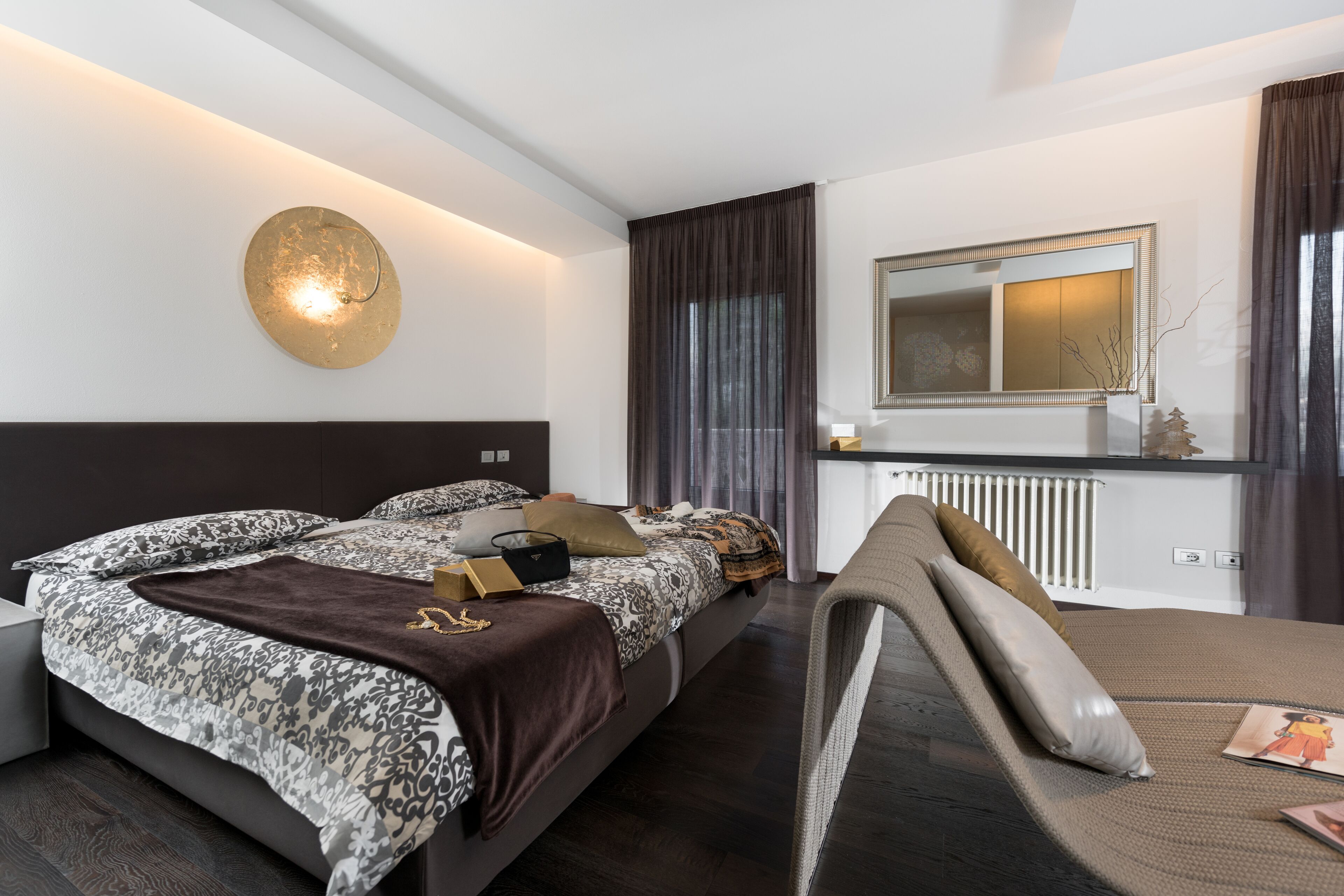 Tweepersoonskamer, open haard (Montecarlo) | Een minibar, een kluis op de kamer, individueel gemeubileerd, een bureau