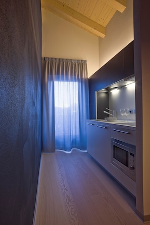 Studio, Kitchen (London) | Private kitchen | Electric kettle - Villa Kofler Wonderland Resort (Campitello di Fassa)
