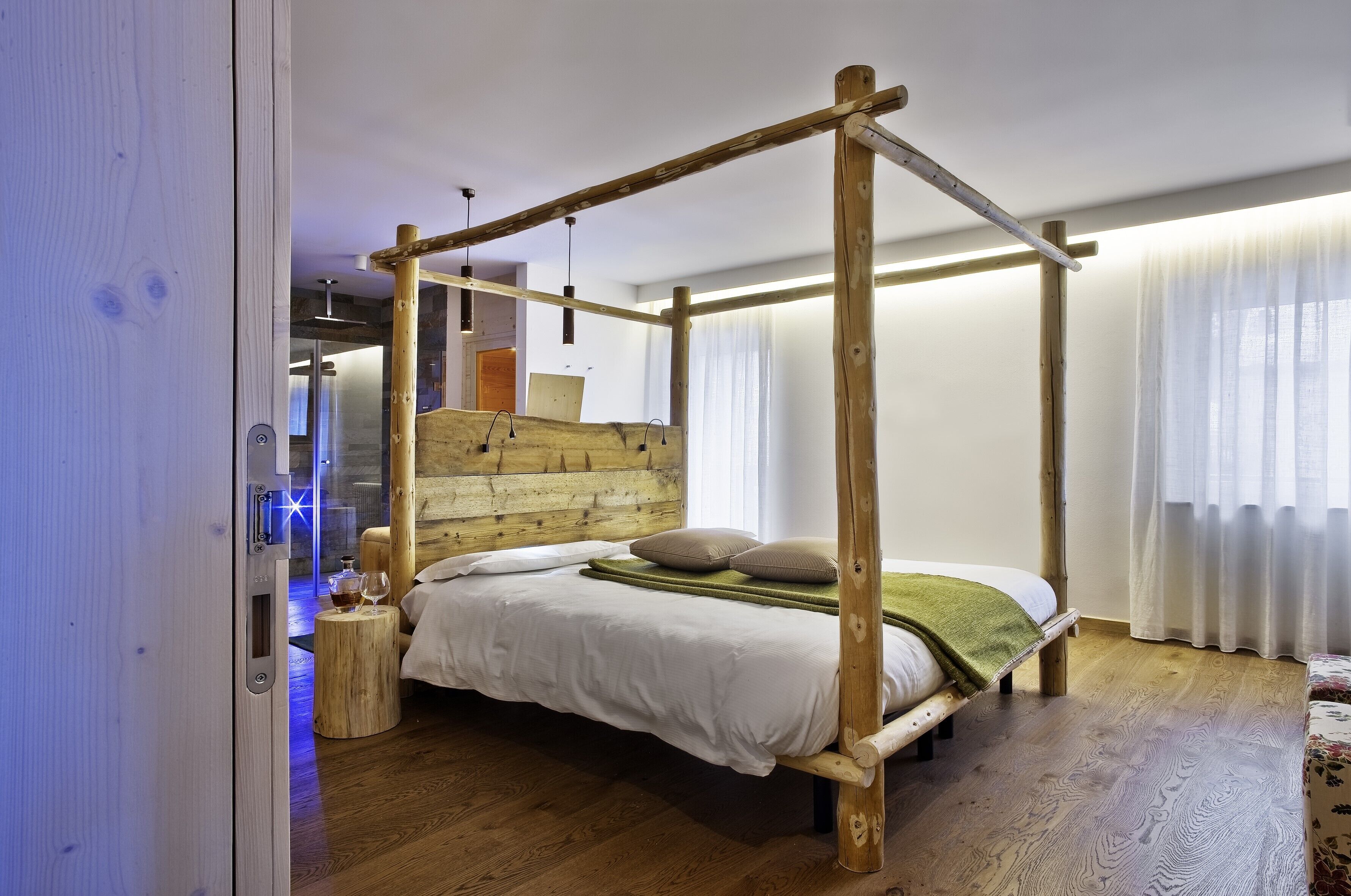 Tweepersoonskamer, open haard (Edinburgh) | Een minibar, een kluis op de kamer, individueel gemeubileerd, een bureau