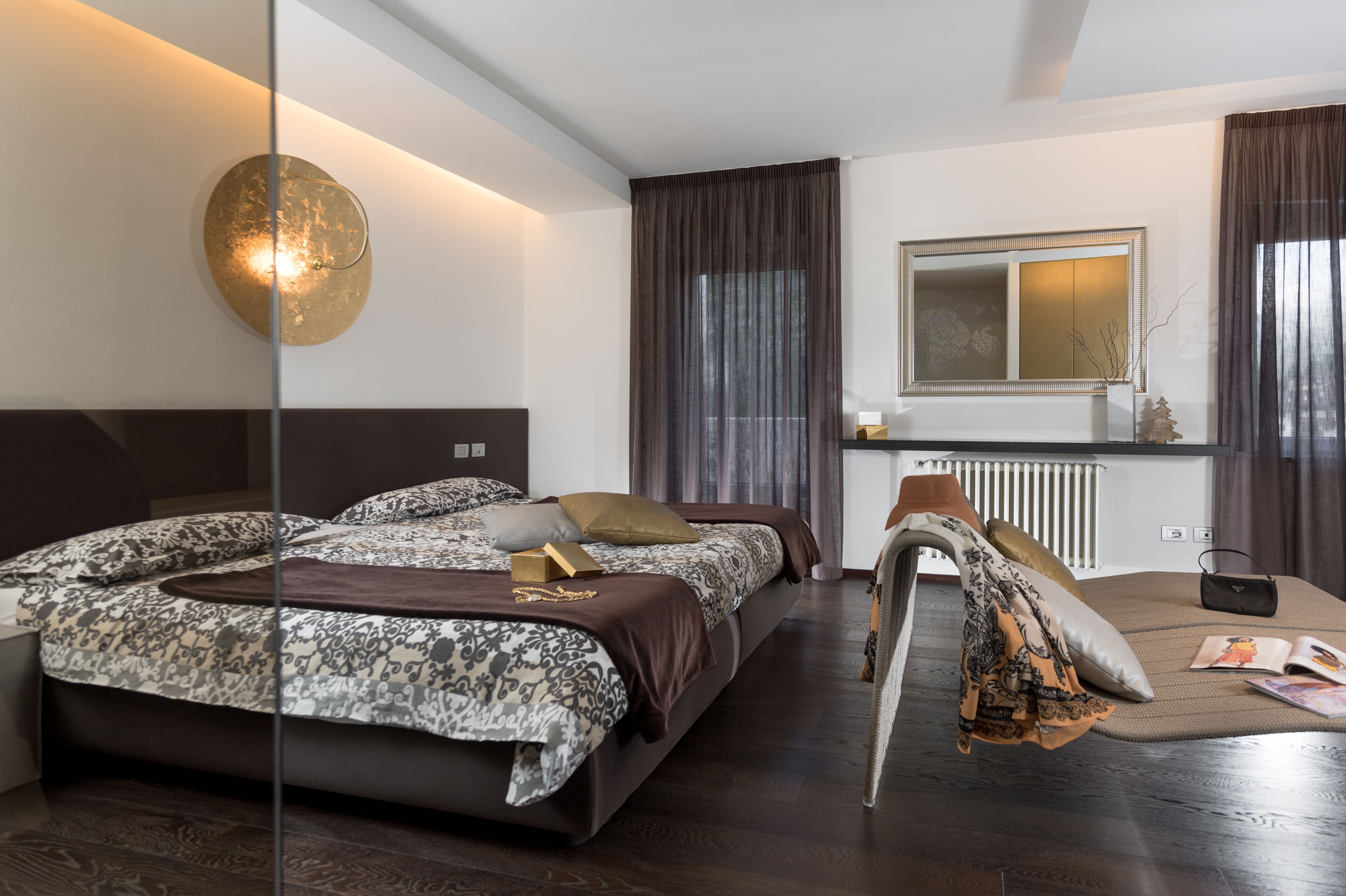 Kahden hengen huone, takka (Montecarlo) | Minibaari, tallelokero huoneessa, yksilöllisesti kalustettu, työpöytä