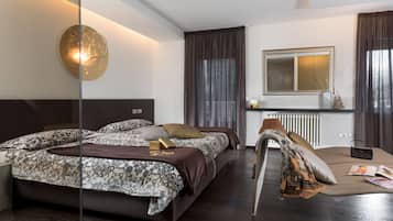 Kahden hengen huone, takka (Montecarlo) | Minibaari, tallelokero huoneessa, yksilöllisesti kalustettu, työpöytÀ