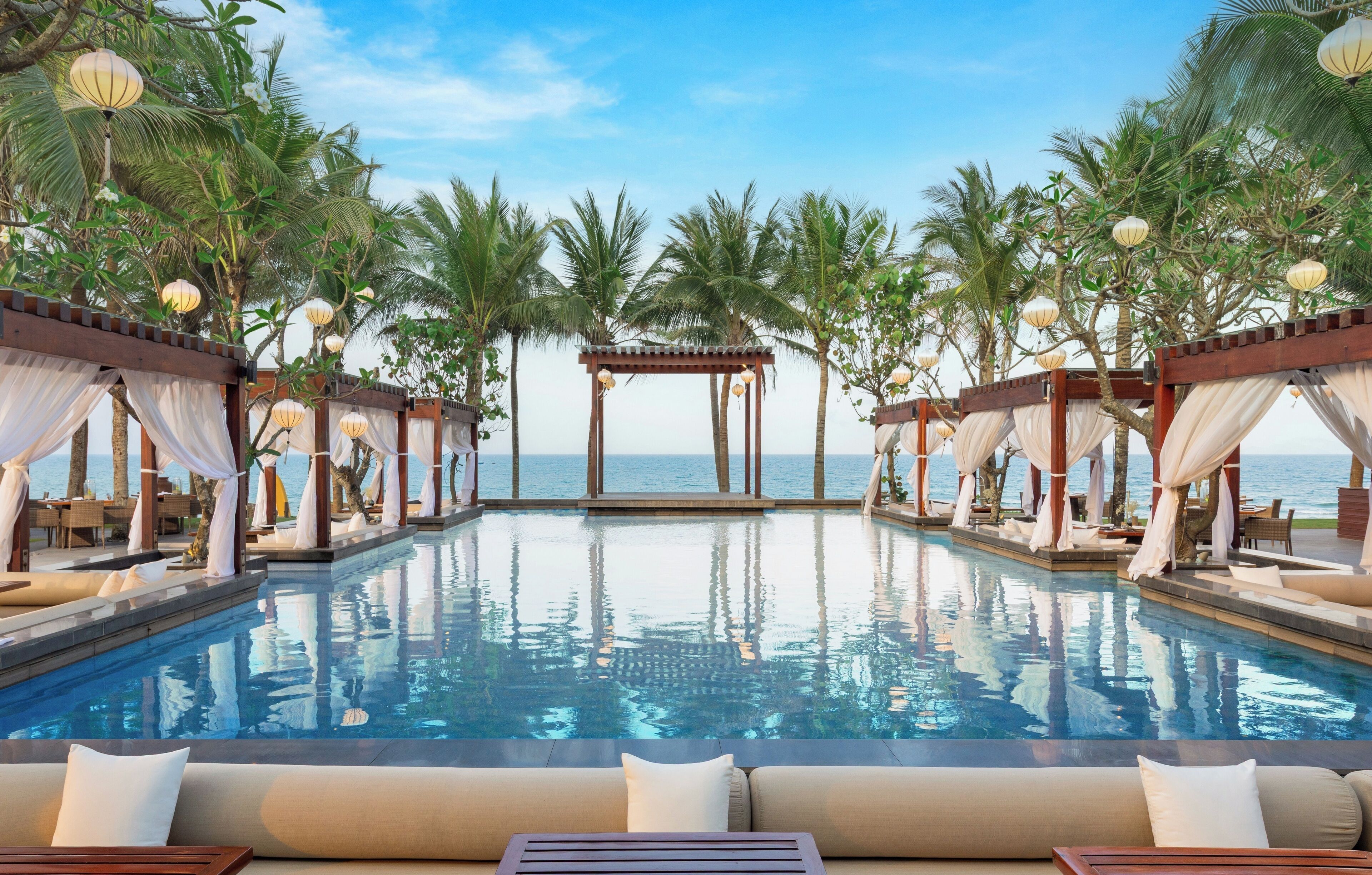 2 restaurants, breakfast, lunch, dinner served; international cuisine