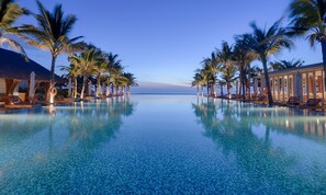 3 outdoor pools, pool umbrellas, pool loungers