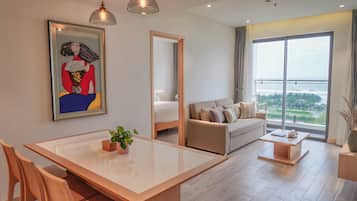 Kamer, 1 slaapkamer, gedeeltelijk uitzicht op oceaan (One-Bedroom Apartment) | Een minibar, een kluis op de kamer, een bureau, een laptopwerkplek