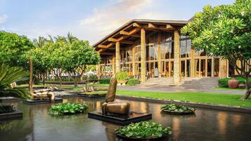 2 restaurants, breakfast, lunch, dinner served; international cuisine