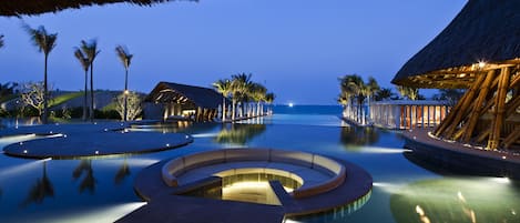 2 bares, bar junto a la piscina y bar en la playa