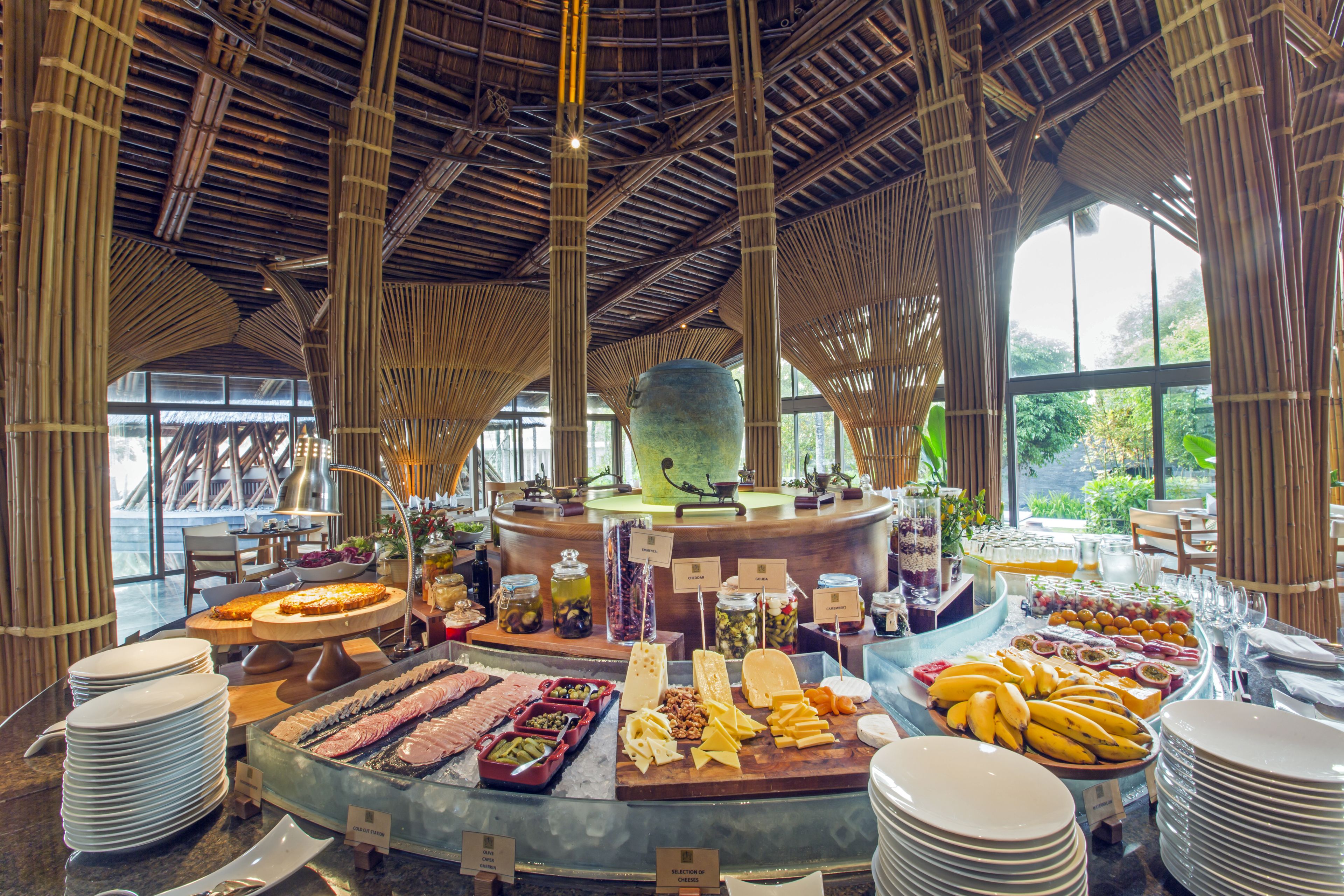 daily buffet breakfast (vnd 500000 per person)