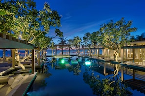 2 bars/lounges, poolside bar, beach bar - Naman Retreat (Da Nang)