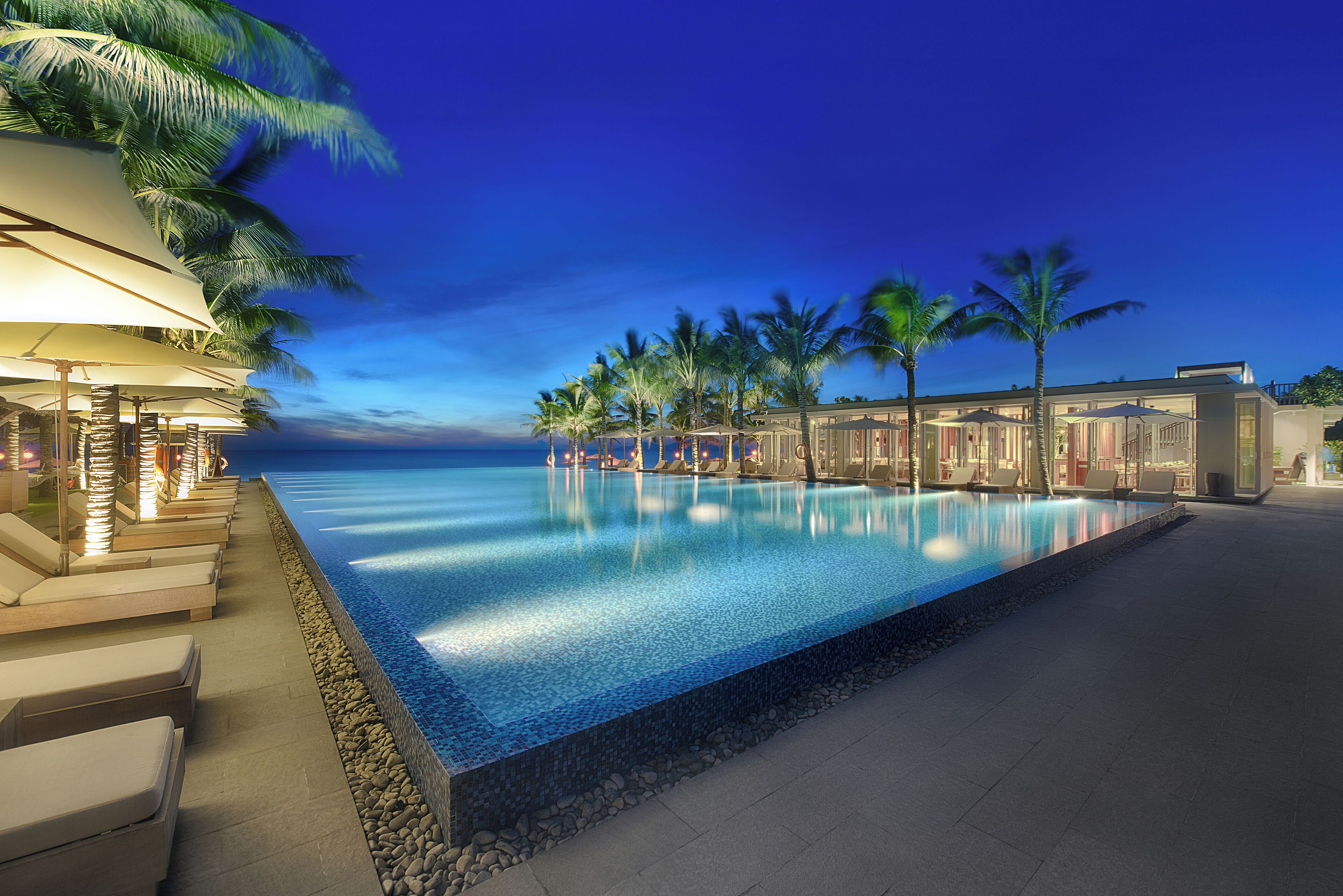 3 buitenzwembaden, parasols voor strand/zwembad