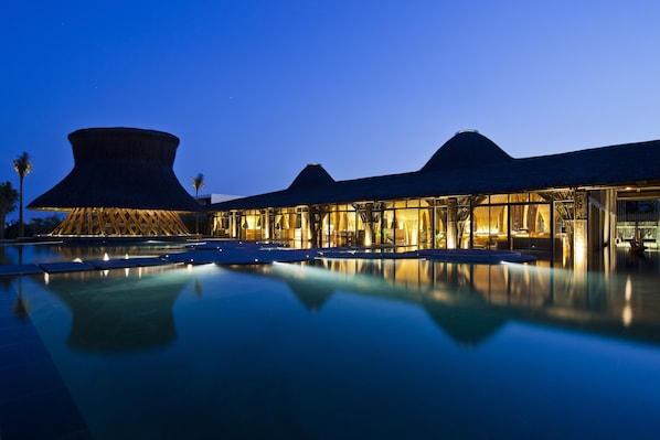 2 restaurants, breakfast, lunch, dinner served; international cuisine