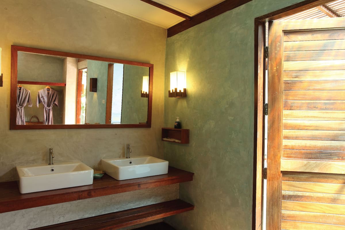 beach front  villa | bathroom | shower, rainfall showerhead, free toiletries, hair dryer