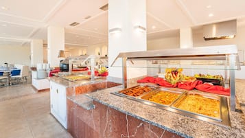 2 restaurantes; se sirve desayuno, almuerzo y cena; cocina internacional