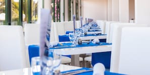 2 restaurants; breakfast, lunch, and dinner served