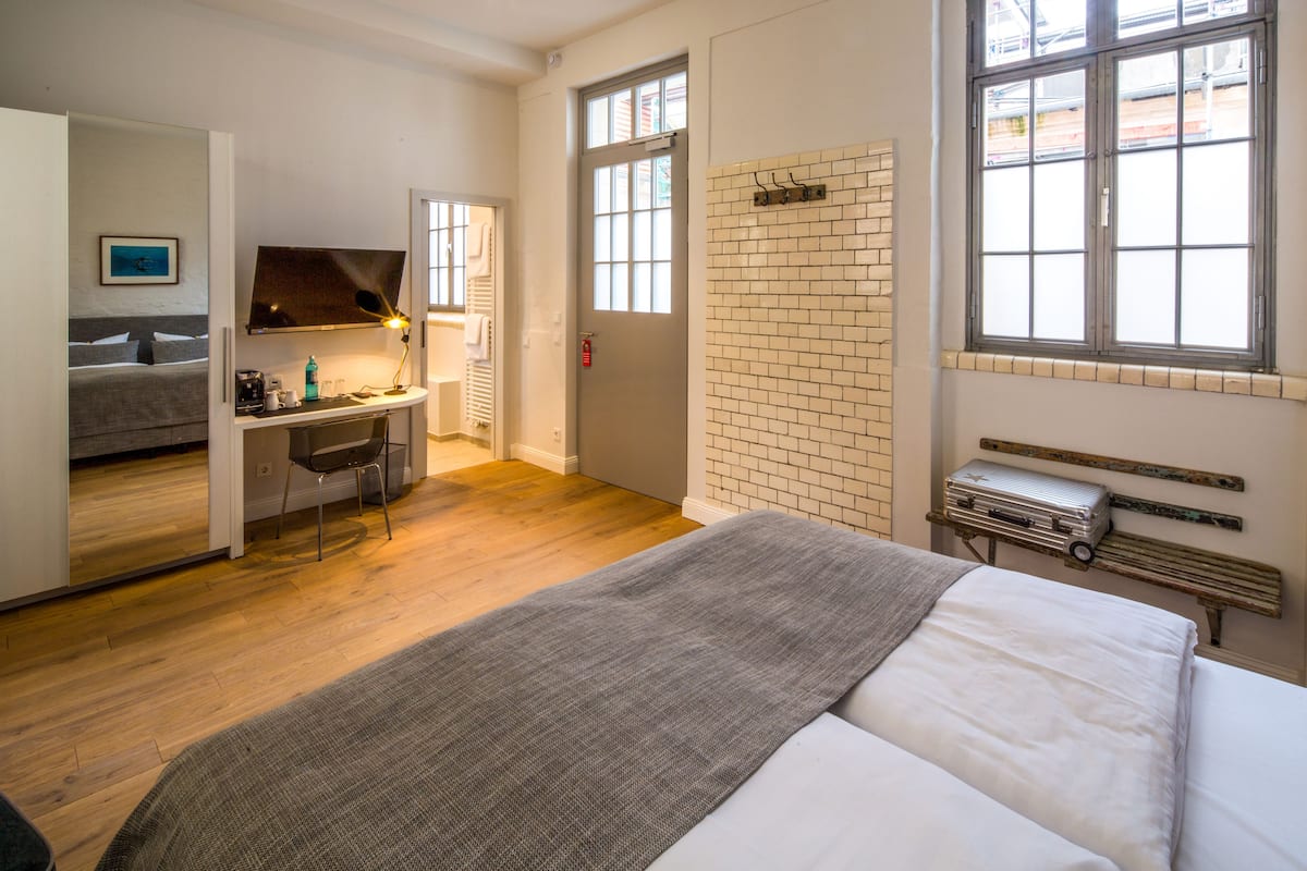 Ropa de cama de alta calidad y caja de seguridad en la habitación